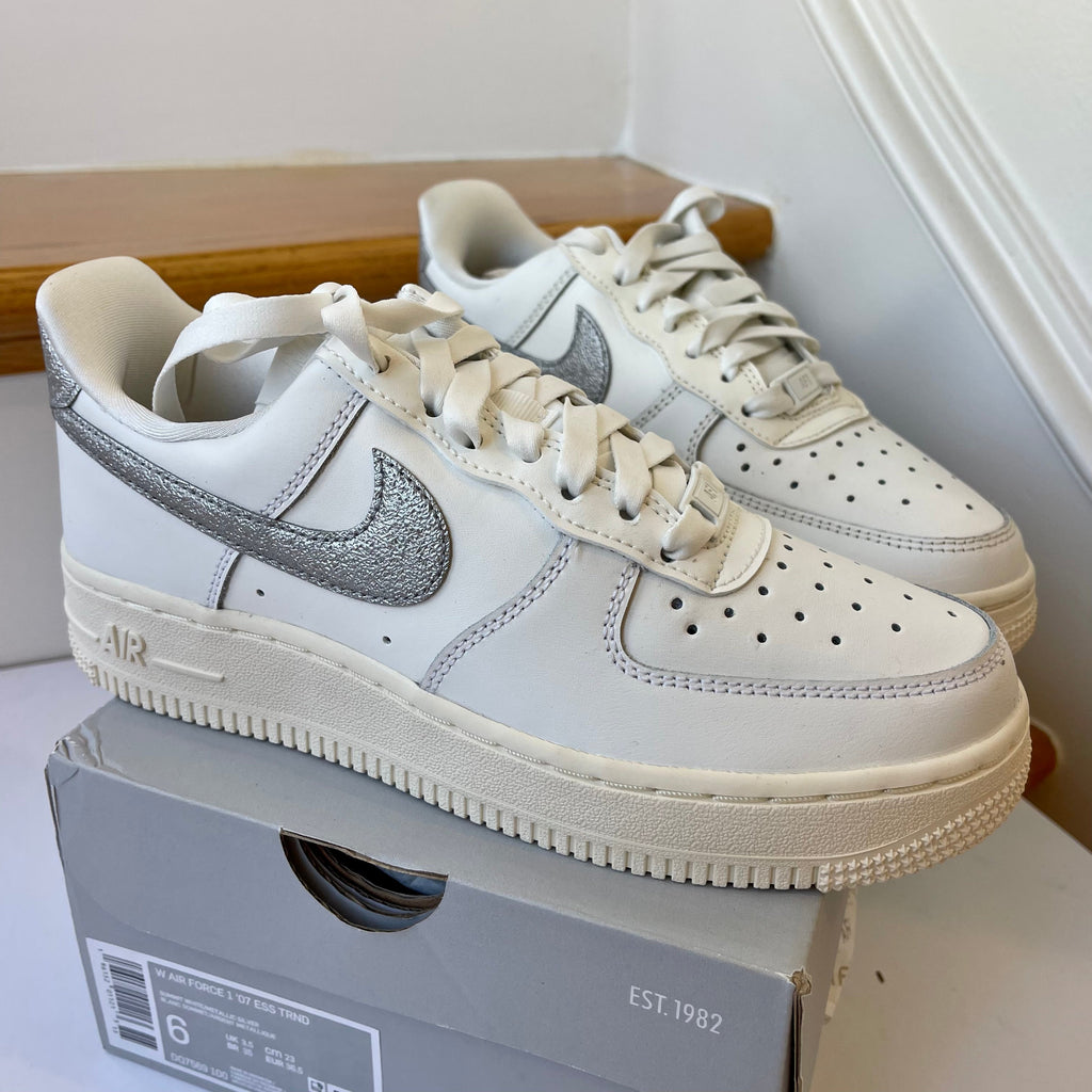 Nike Women’s Air Force 1 ‘07 ES TRND - summit white , metallic silver