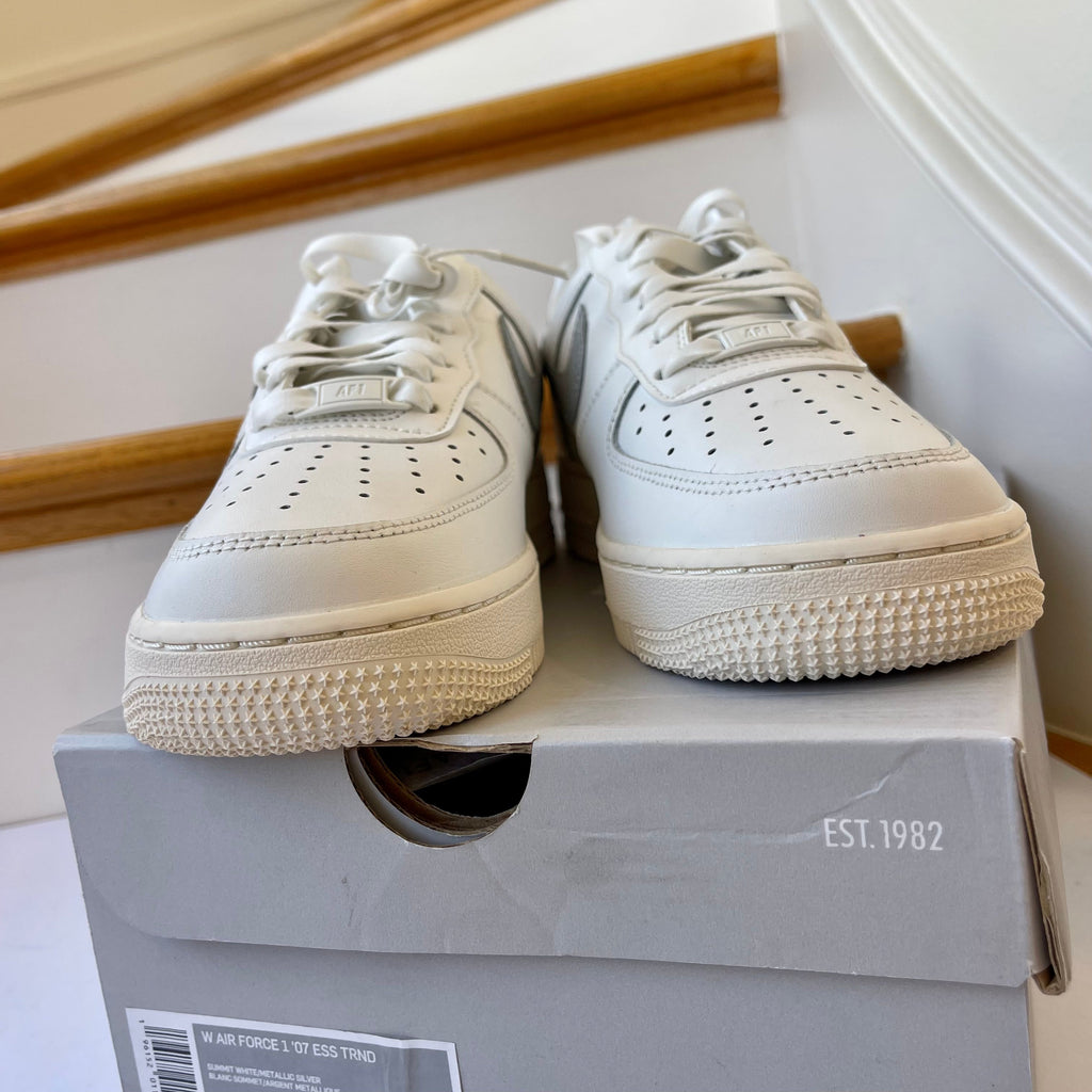 Nike Women’s Air Force 1 ‘07 ES TRND - summit white , metallic silver