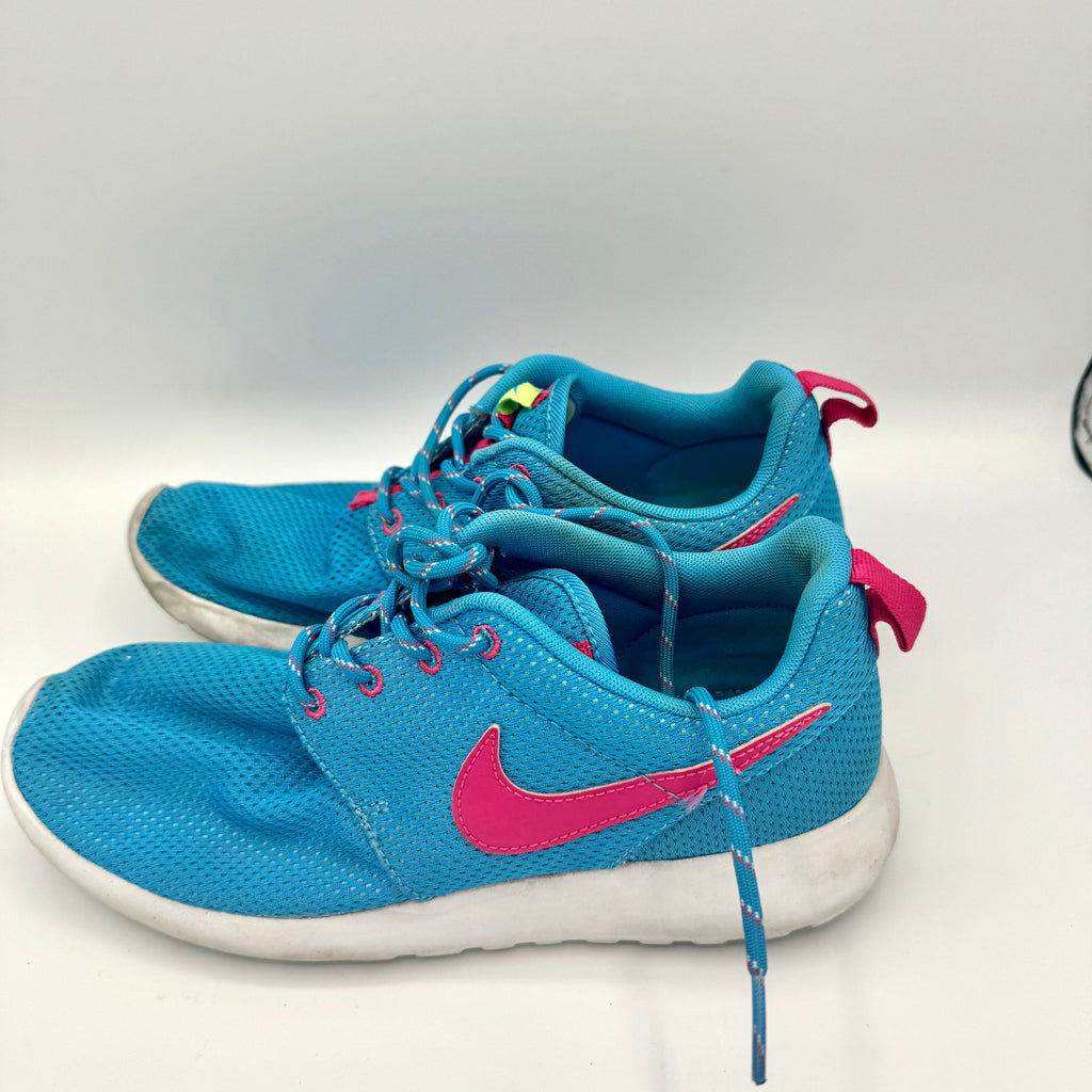 Nike Blue and Pink Roshe Athletic Shoes Kids’ Pre-Owned Used Condition