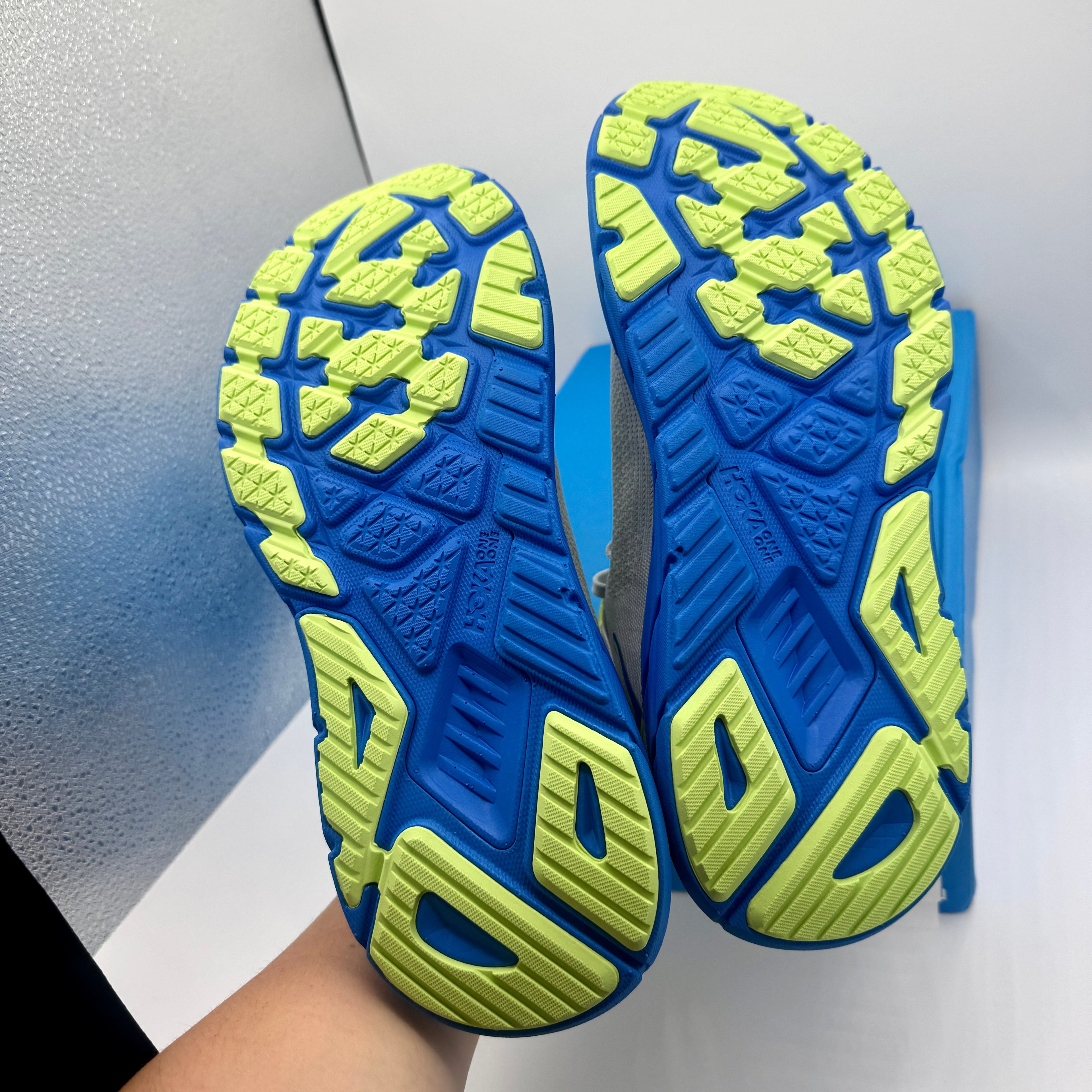 Hoka Arahi 7 Men’s Running Shoes in Stardust Electric Cobalt