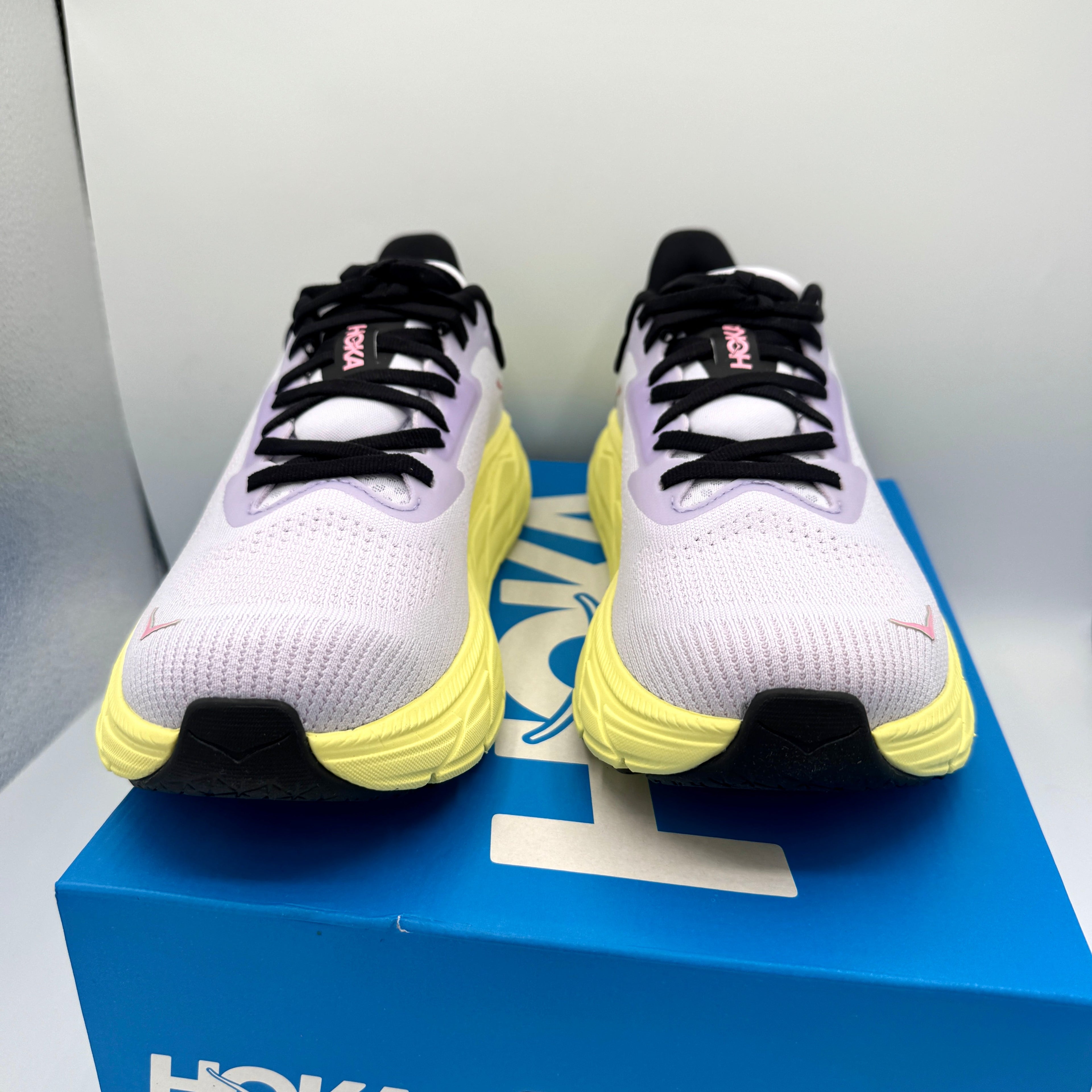Hoka Arahi 7 Women’s Running Shoes in Starlight Glow / Yuzu