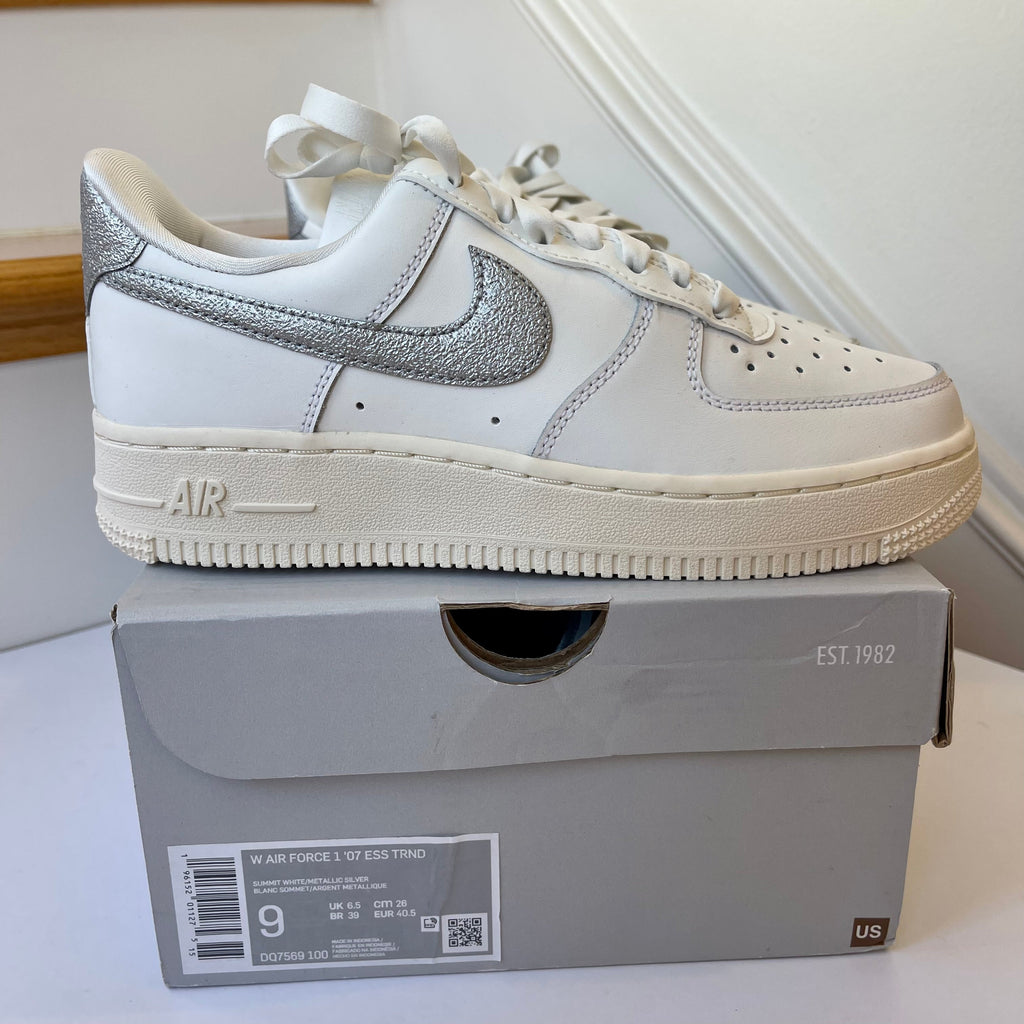 Nike Women’s Air Force 1 ‘07 ES TRND - summit white , metallic silver
