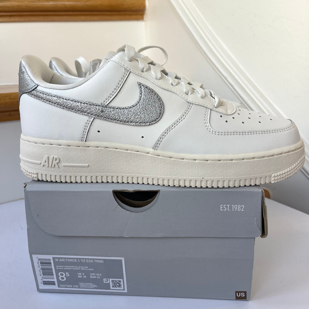 Nike Women’s Air Force 1 ‘07 ES TRND - summit white , metallic silver