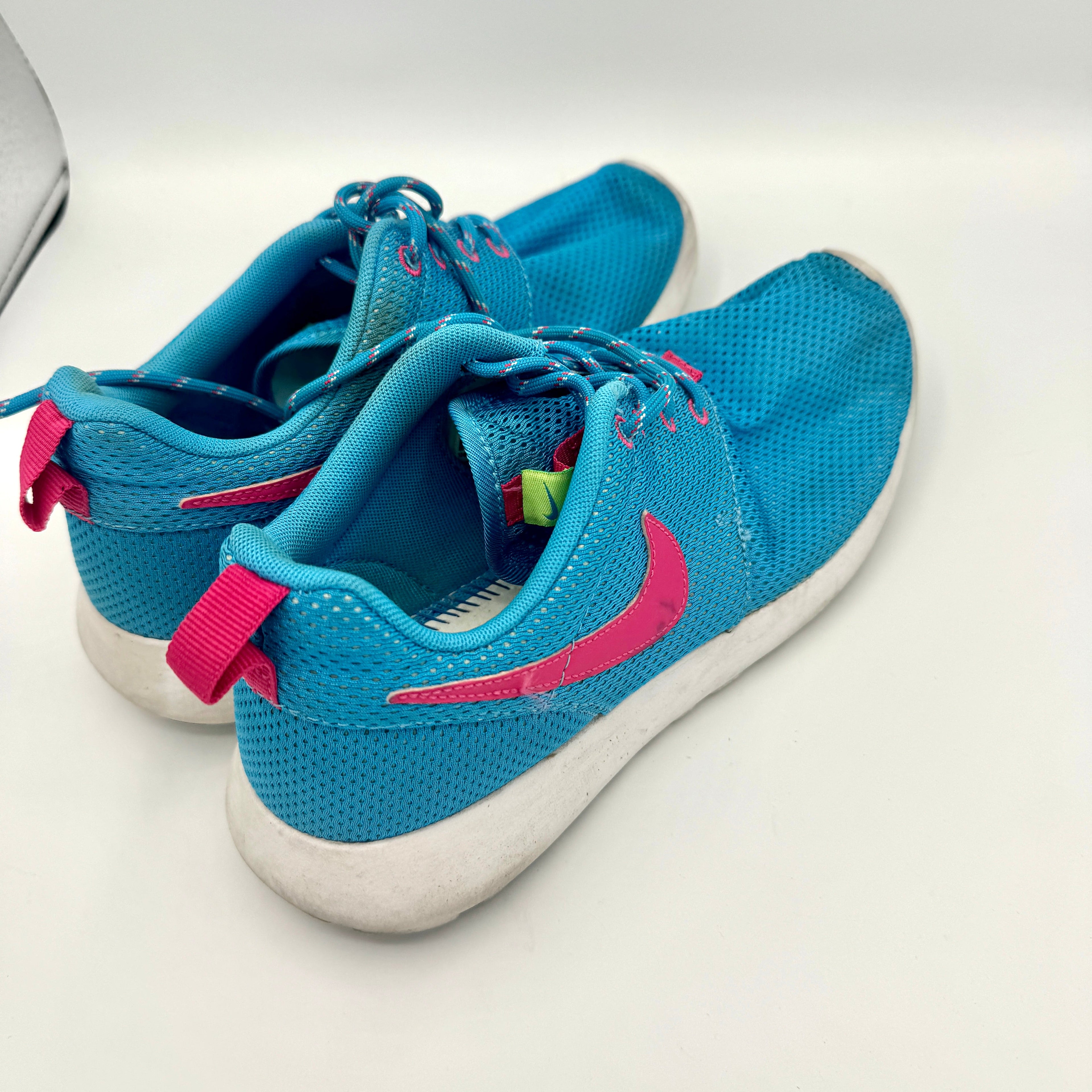 Nike Blue and Pink Roshe Athletic Shoes Kids’ Pre-Owned Used Condition